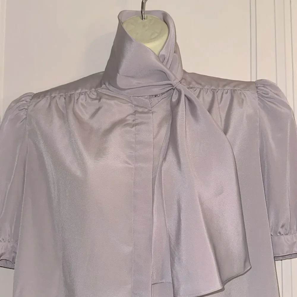 Vintage 80s Mihang lavender polyester‎ short sleeve blouse with attached scarf - Picture 2 of 7